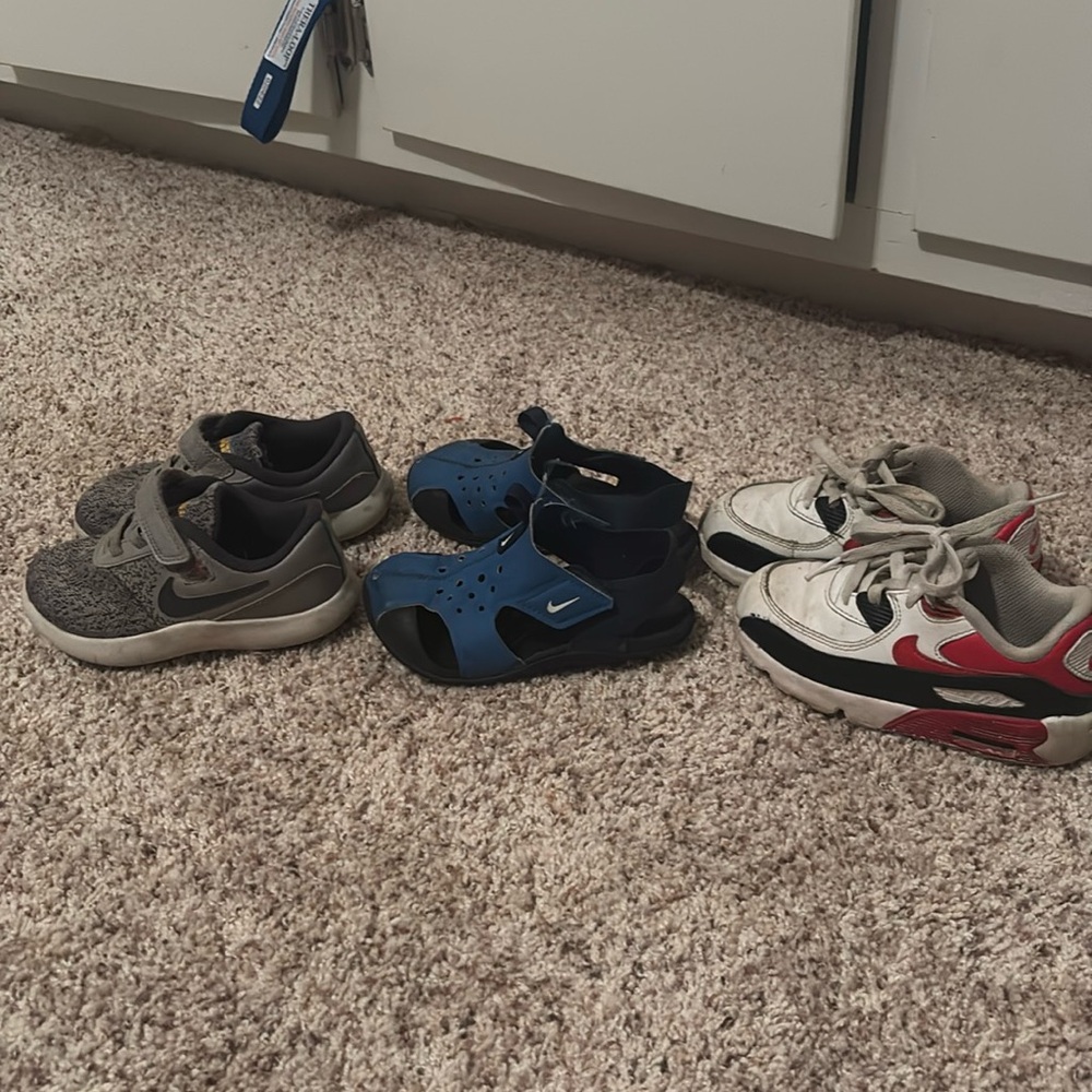 Toddler boys Nikes size 9c  (3)
